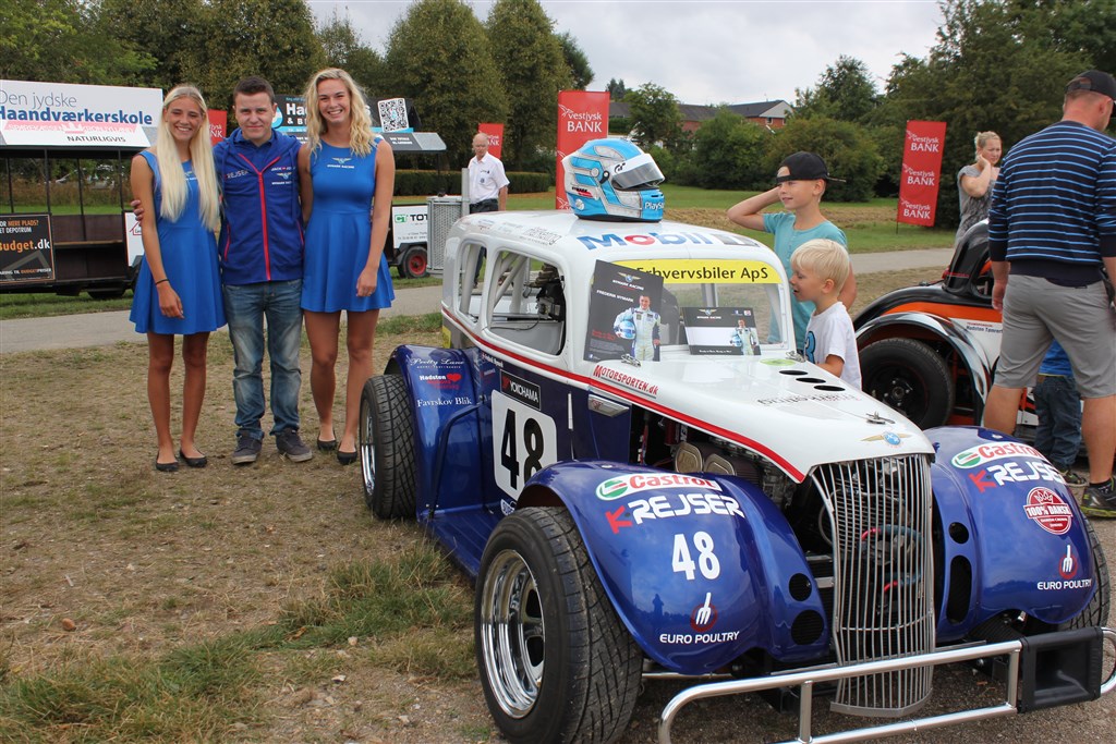 Nu er både bil, Frederik og de kønne piger klar til Ring Djursland
(Foto: Nymark Racing)